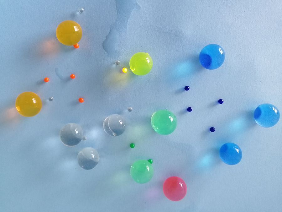 pelotas pequeñas de colores